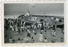 ANTIQUE PHOTO - FISHING BOAT STRANDING SHIPWRECK CURIOSITY - Vintage Snapshot