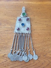 Bijou Berbère du Maroc Métal Blanc, Médailles et Cabochons de Verre Coloré 