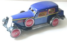 ancienne voiture  en tôle