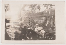 Bébé dans un hamac avec seau