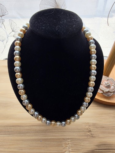 Collier perles tricolores - de,