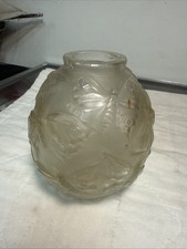 VERLYS VASE BOULE ART DECO A DECOR DE PAPILLONS