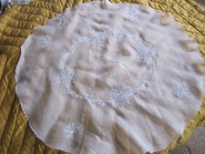 Ancien dessus de guéridon/ petite nappe organdi brodé