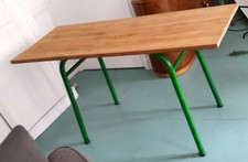 Table d'école étroite.