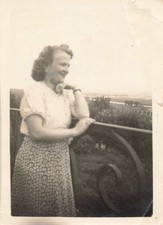 ANCIENNE PHOTOGRAPHIE JEUNE FEMME PREND LA POSE SUR UNE RAMBARDE