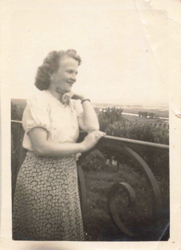 Ancienne photographie jeune - ancienne,