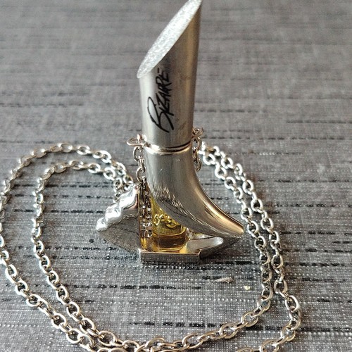 Pendentif sur chaîne - , métal