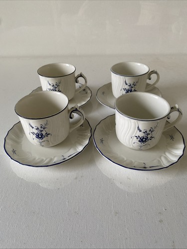 Tasses café avec sous - à,