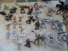 MEDEVIAL KNIGHTS - LOT 30 + SMALL STRONG CHATEU - PLASTIC - TO SEE