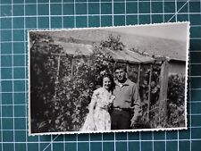 VR379 photo circa 1950 couple garden in front of a wooden hut