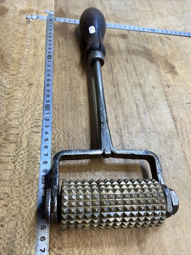 Old tool outil - old, /
