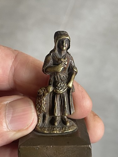 Petit bronze femme religieuse