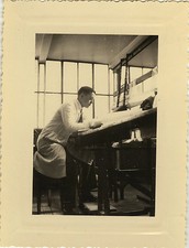 ANTIQUE PHOTO - VINTAGE SNAPSHOT - MAN WORK DRAWING ARCHITECT - WORKING