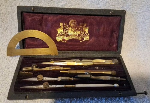 Ancienne trousse compas