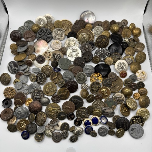 Lot 180 boutons anciens - lot,