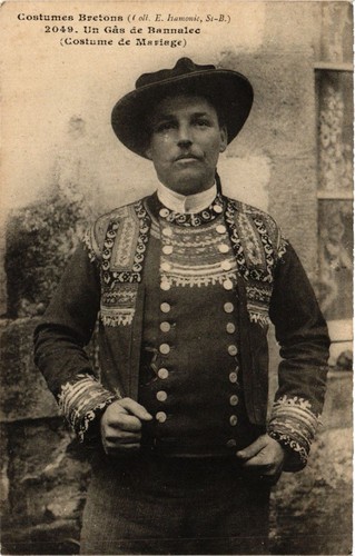 Old postcard breton costumes - costumes,