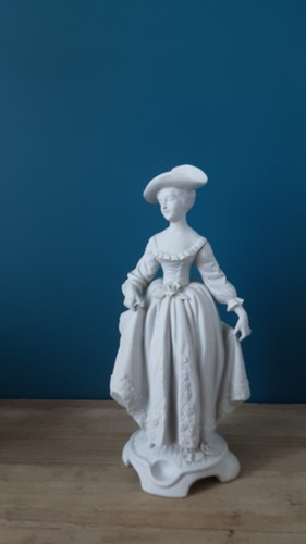 Statuette dame élégante
