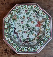 Assiette décorative artisanale en céramique signé la Faïencerie et numérotée.