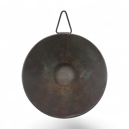 Ancien entonnoir avec - , grille