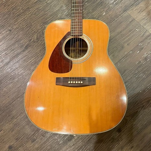 Guitare acoustique gauche