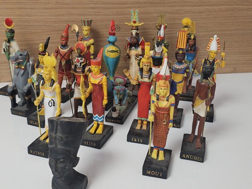 Vintage figurines dieux