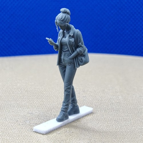 Diorama femme qui regarde - qui,