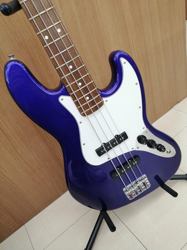 Guitare basse électrique