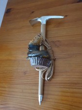 Piolet souvenir de montagne à suspendre décoré chaussure et cordage 11x25 cm