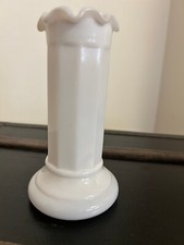 Opaline blanche - ancien vase