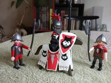 Moyen-Age PLAYMOBIL - Chevalier "au loup noir" et deux soldats, cheval, armes