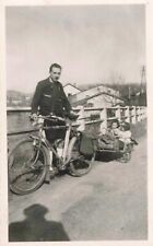 OLD PHOTOGRAPH YOUNG MAN CYCLING WITH HIS CHILDREN IN A TRAILER