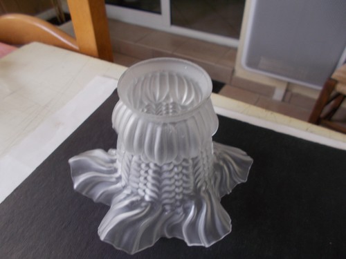 Ancienne tulipe abat - -jour, en