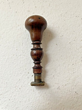 sceau bronze et bois tourné.