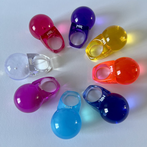 Une bague lucite carlo - lucite,