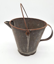 Ancien seau en fer, avec bec