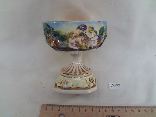 Coupe sur pied dorée - , décor