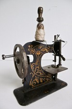 TRÈS PETITE MACHINE À COUDRE