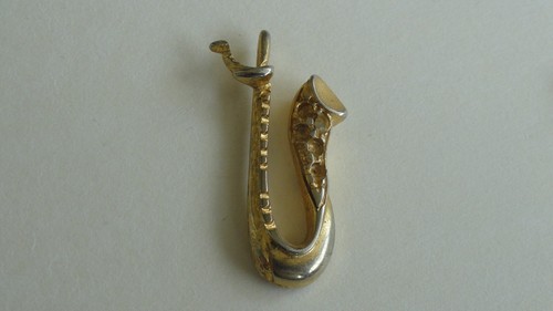 Pin saxophone dore - dore, 3d
