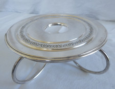 Chauffe plat à décor de guirlandes de fleurs en métal argenté