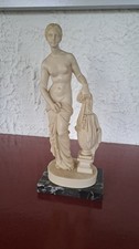 Statue A. Santini – sculpture classique femme drapée – résine marbrée & socle en