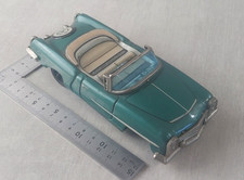 Ancienne voiture en tôle, à