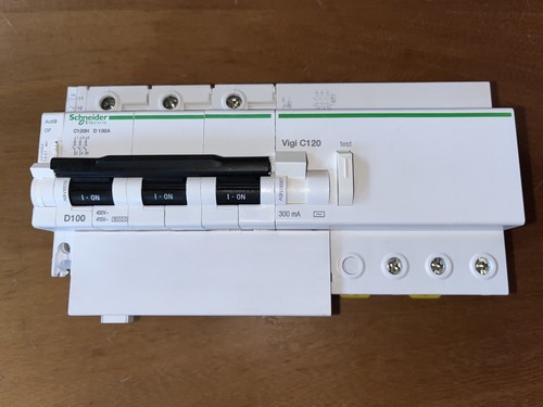 Disjoncteur triphase a9n18513 - triphase,