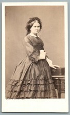 CDV 1865 woman hand on glove box old photo Bayard Bertall Paris Frau