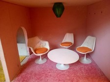 Ancienne maison de poupée