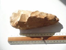 superbe hache en silex taillé