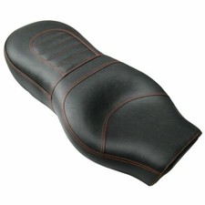 Siège rembourré noir sur