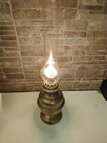 Ancienne lampe pétrole en - à,