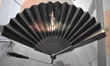 Eventail ancien soie ? peinte bois sculpté hauteur 32,5 cm ouvert 61 cm