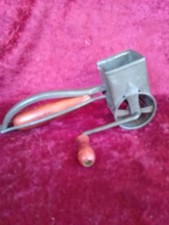 Très belle râpe ancienne à fromage « Mouli Râpe » breveté