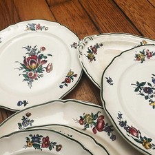 Ensemble d'assiettes et plat